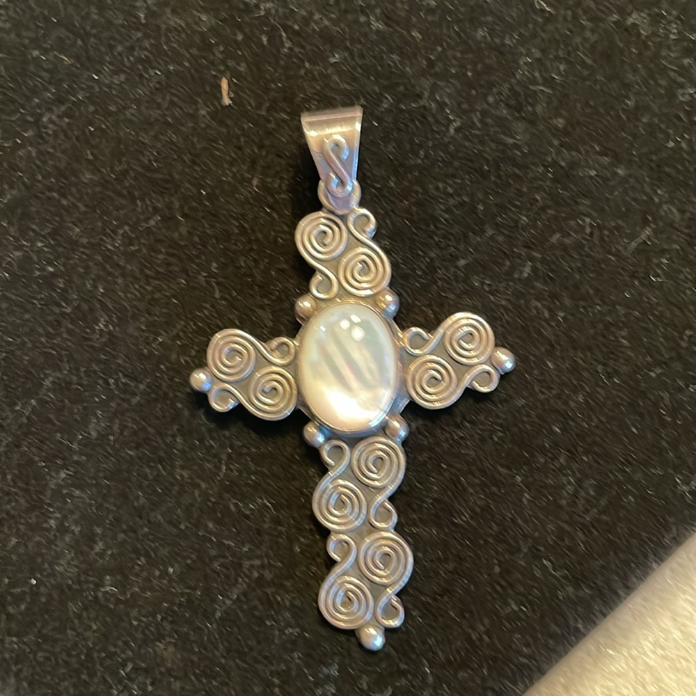 Ster Mother of Pearl swirl cross pendantnt